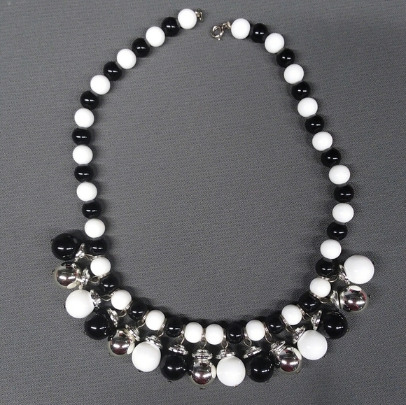 Vintage Black & White Bead Necklace - Picture 9 of 9